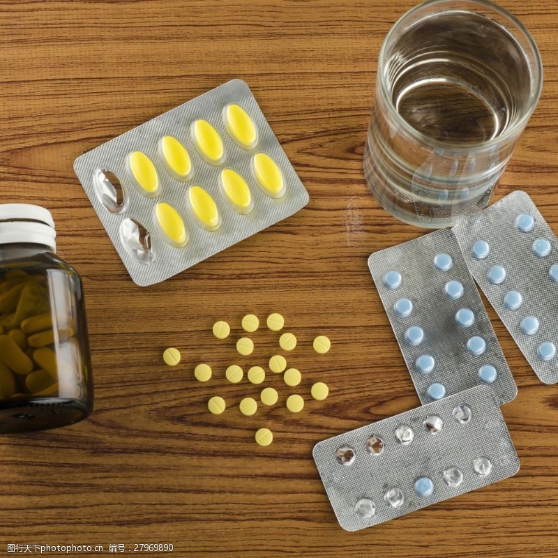 药瓶子桌子上的药物图片