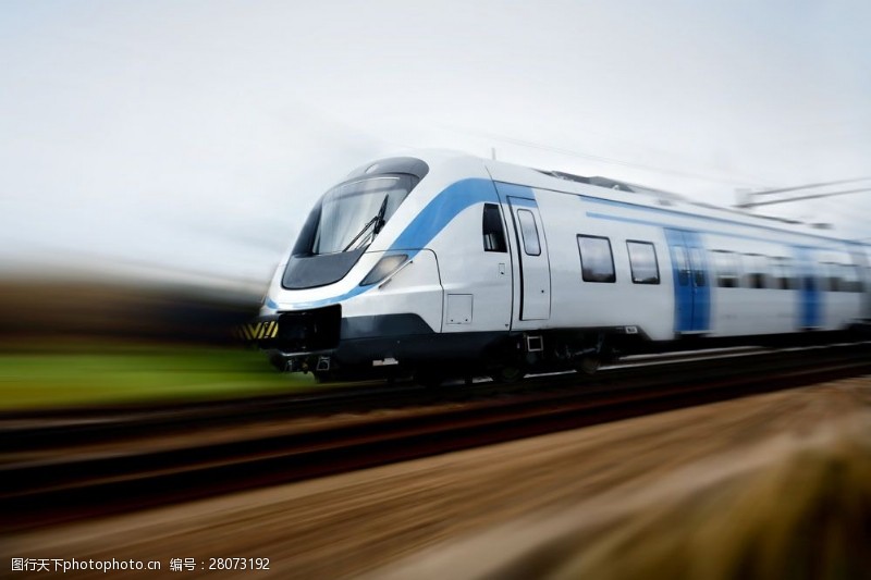 模糊飞速行驶的火车摄影图片