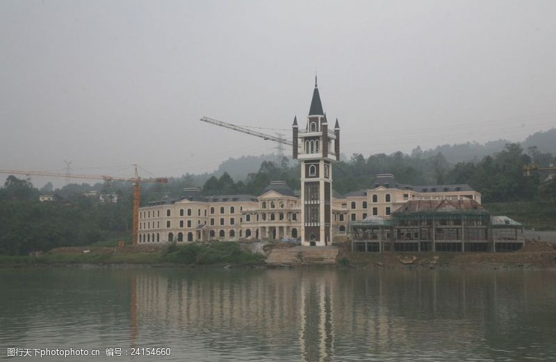 上海旅游在建的河边建筑