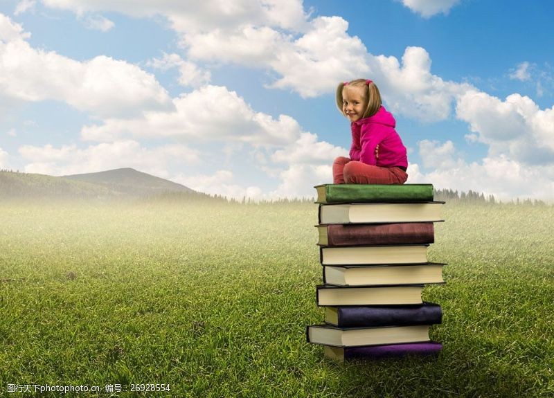 坐书本的小孩坐在书本上的小女孩图片