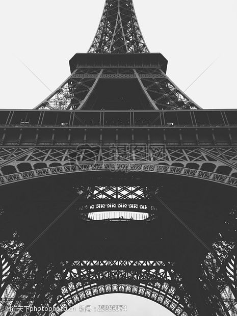 法国france艾菲尔铁塔的低角度摄影