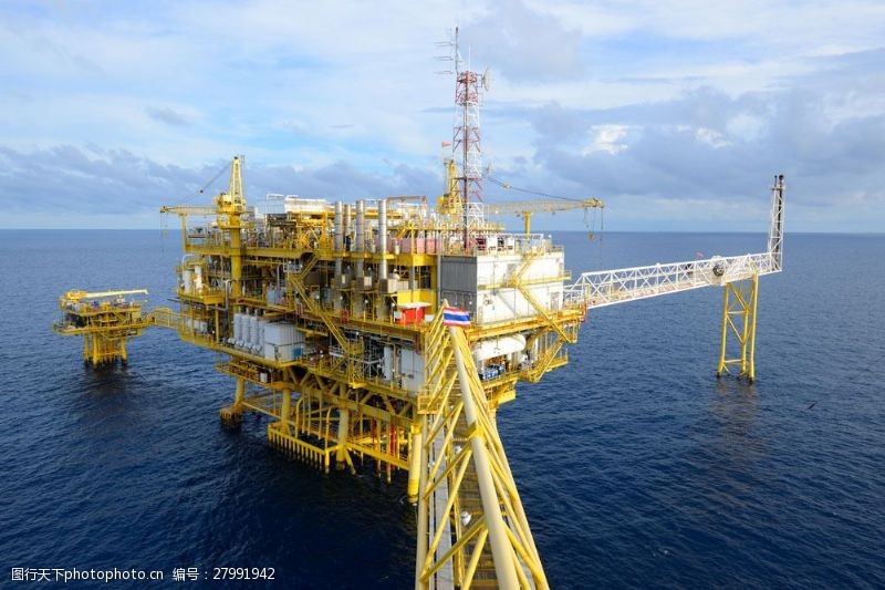 石油勘测机海面上的机器图片