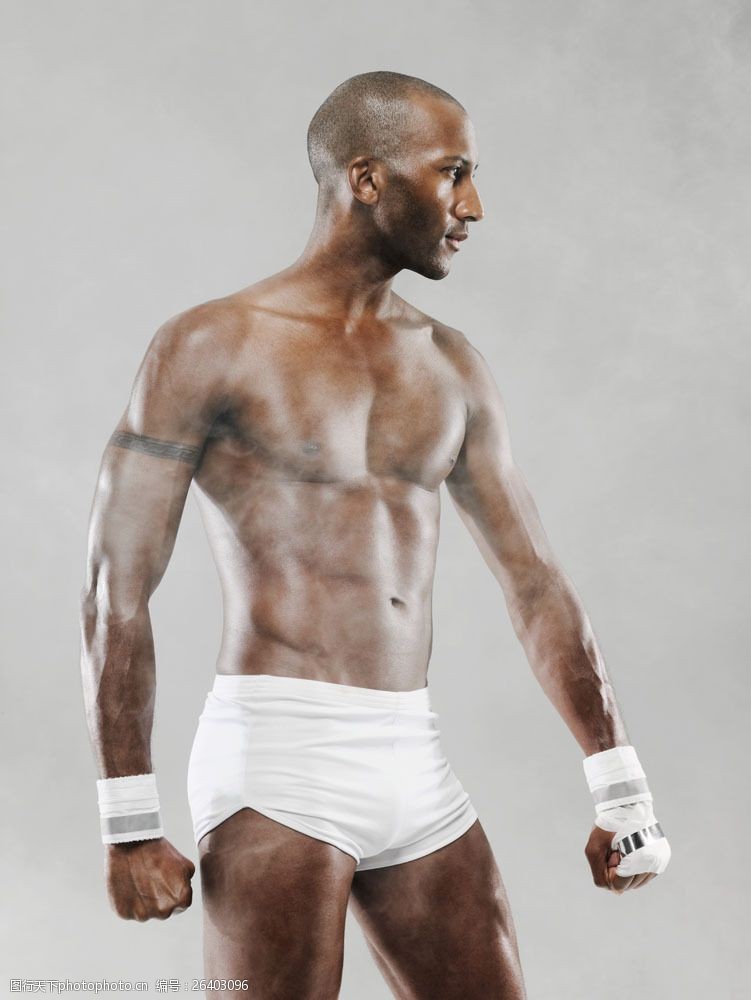 健身裤展示肌肉的强壮黑人男性图片
