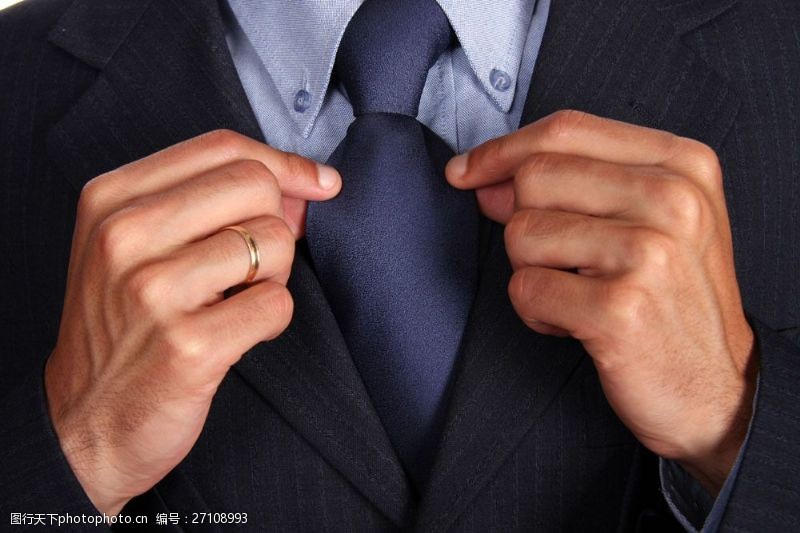 白领整理领带的商务男士图片