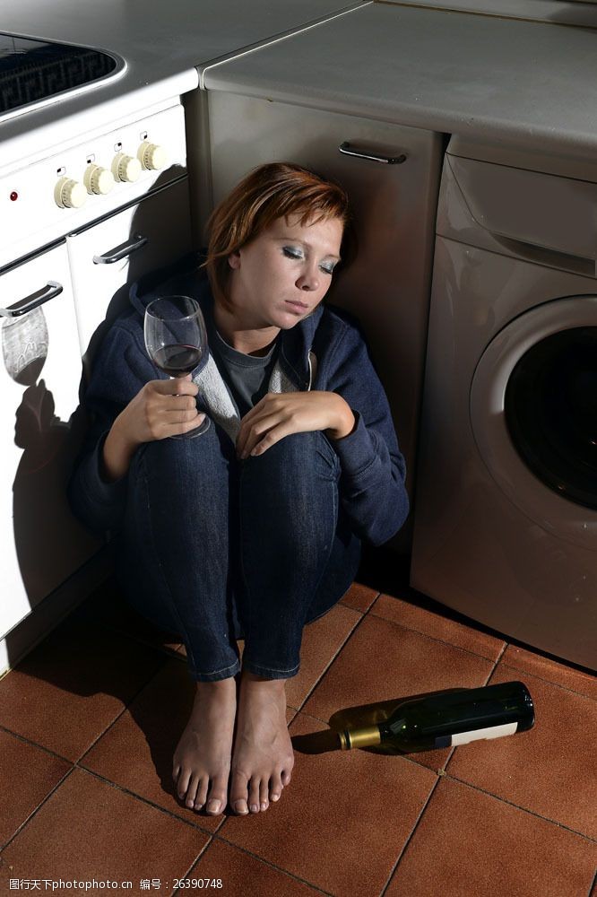 其他类别躲在洗衣机一角喝醉的女人图片