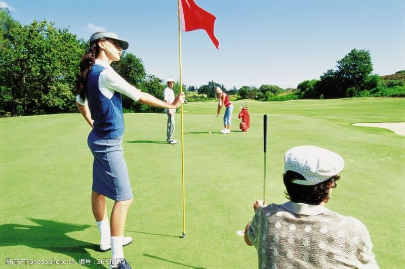 休闲高尔夫打高尔夫球的时尚男女图片