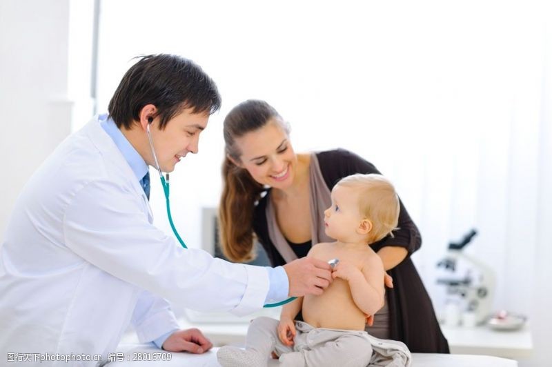 婴儿护理给婴儿检查身体的医生和妈妈图片