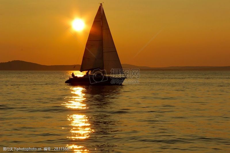 夕阳下的帆船夕阳下的湖面