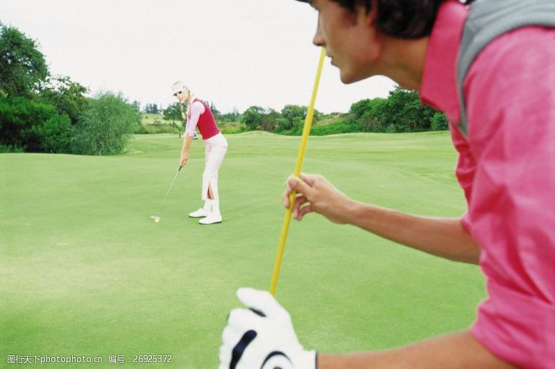 贵族运动打高尔夫的时尚男女图片