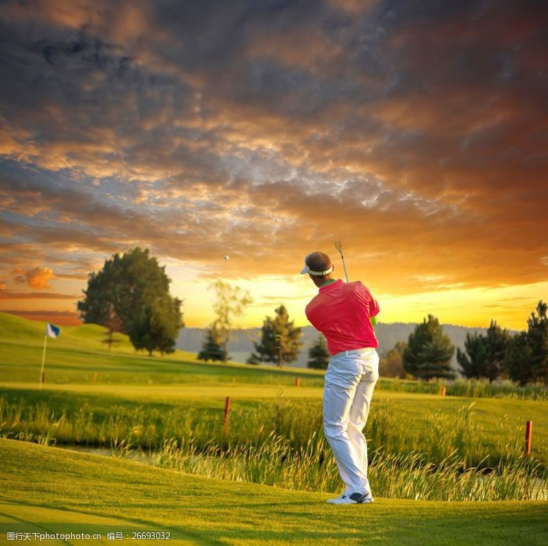 休闲高尔夫打高尔夫球的男人图片