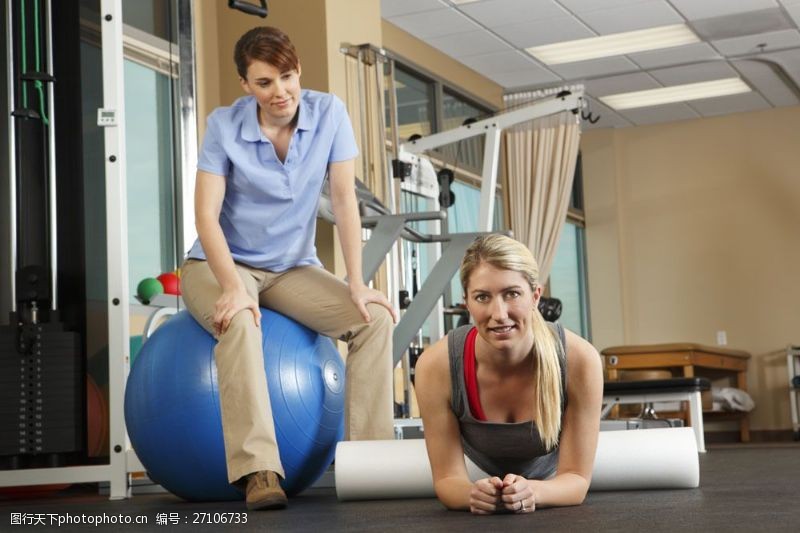 健身锻炼健身房里的女人图片