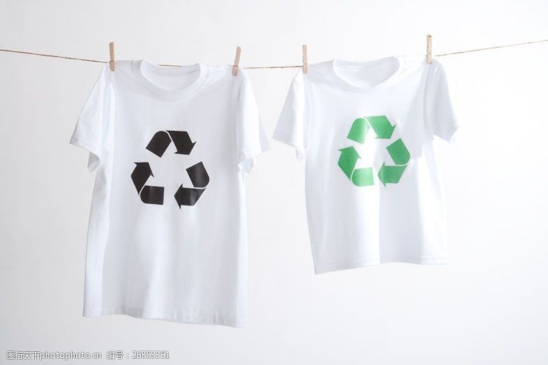 晾晒晾着的环保标志T恤图片