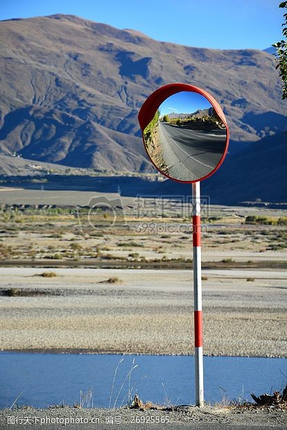 湖边风景高速路上的镜子