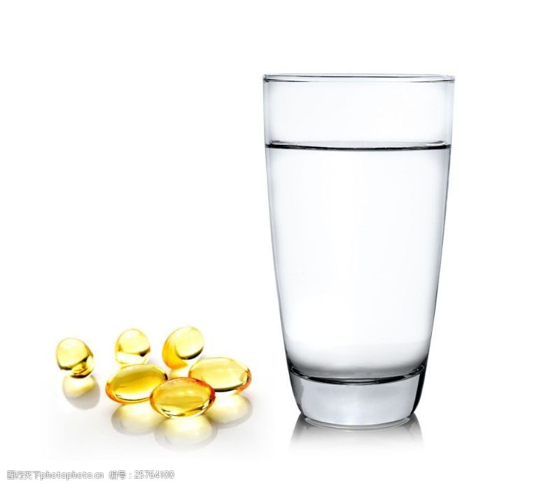 药瓶子胶囊与水杯图片