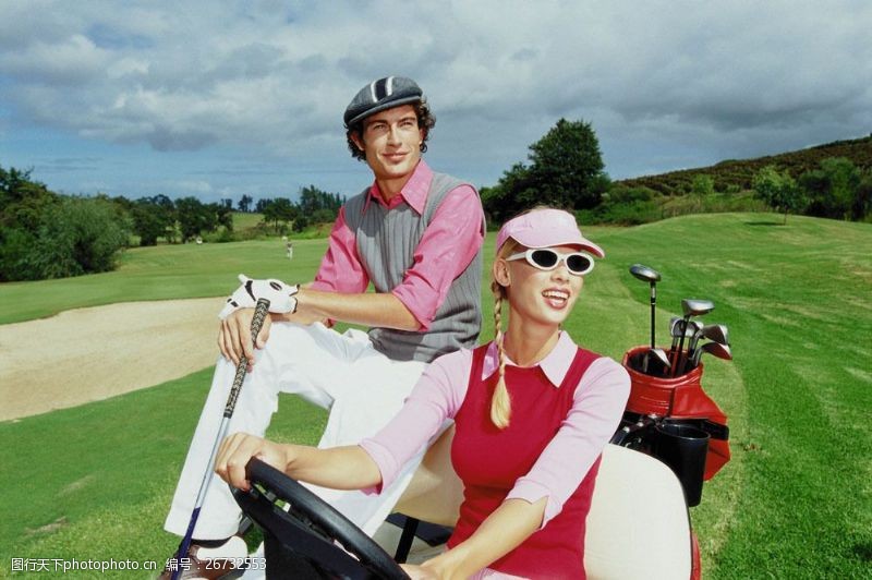 休闲高尔夫开高尔夫车的时尚男女图片