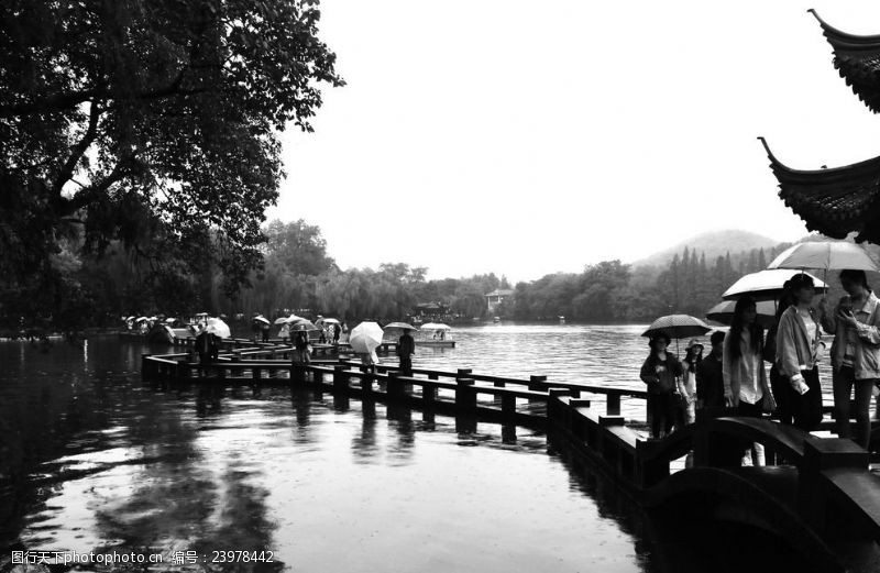 雷峰塔杭州西湖长桥雨天