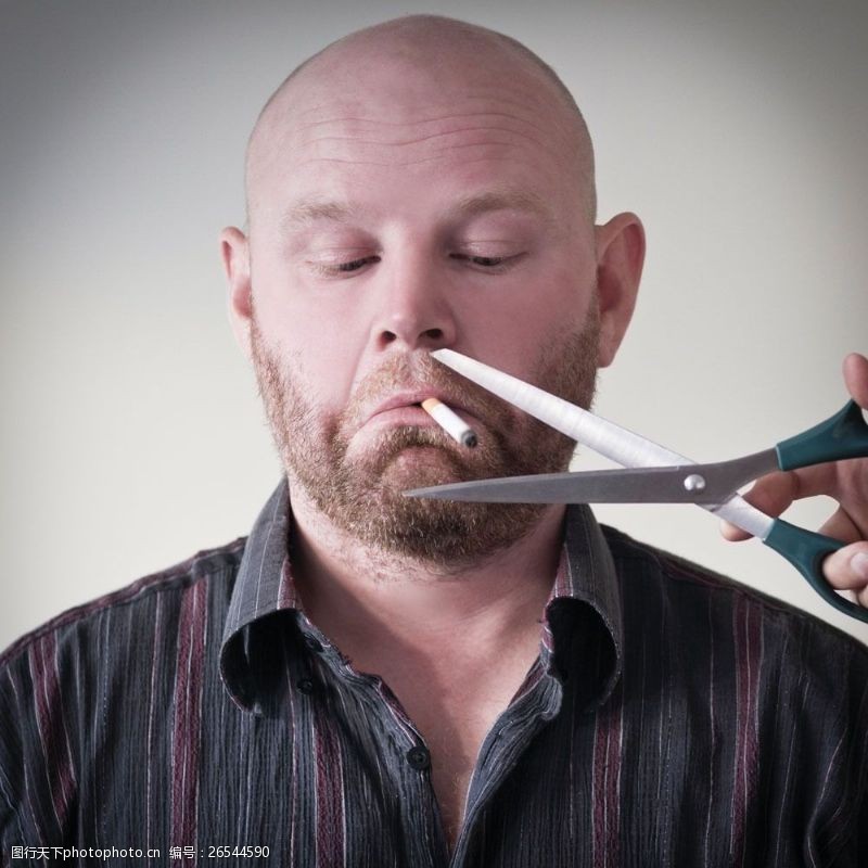 禁烟公益剪短吸烟人的香烟图片