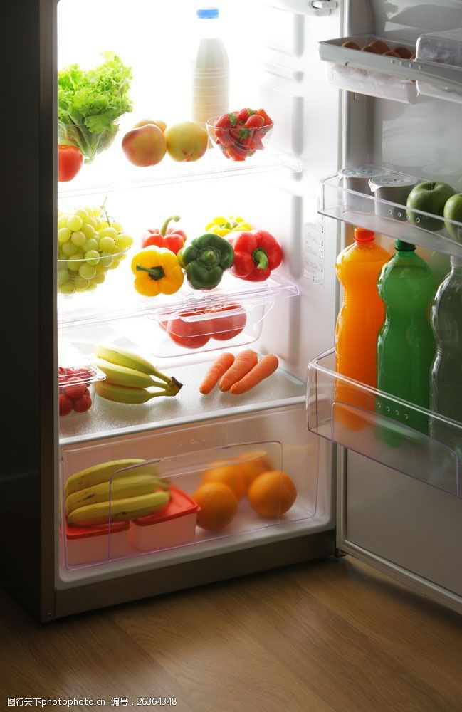 冰箱里的蔬菜水果冰箱里的新鲜水果和饮料图片