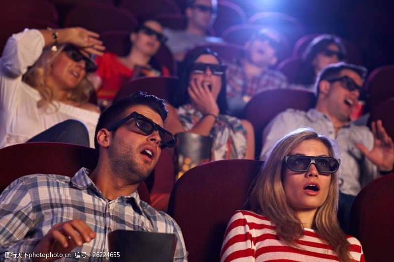 惊讶表情戴着3d眼镜看电影的观众图片