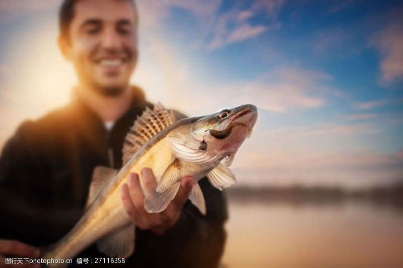 看男科看着大鱼开心的男人图片