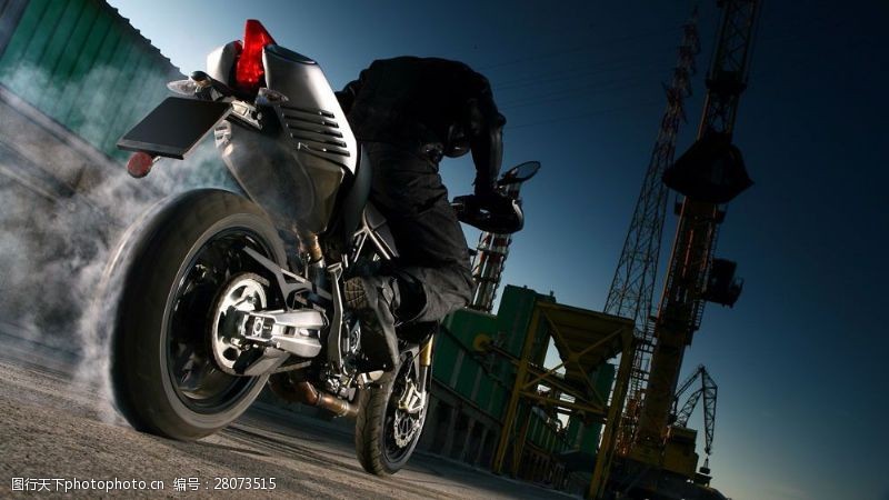 车辆轮胎冒烟的摩托车手图片