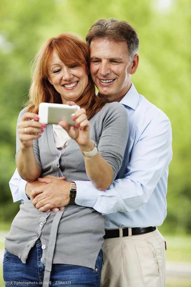 男人图片拿着手机的夫妻图片