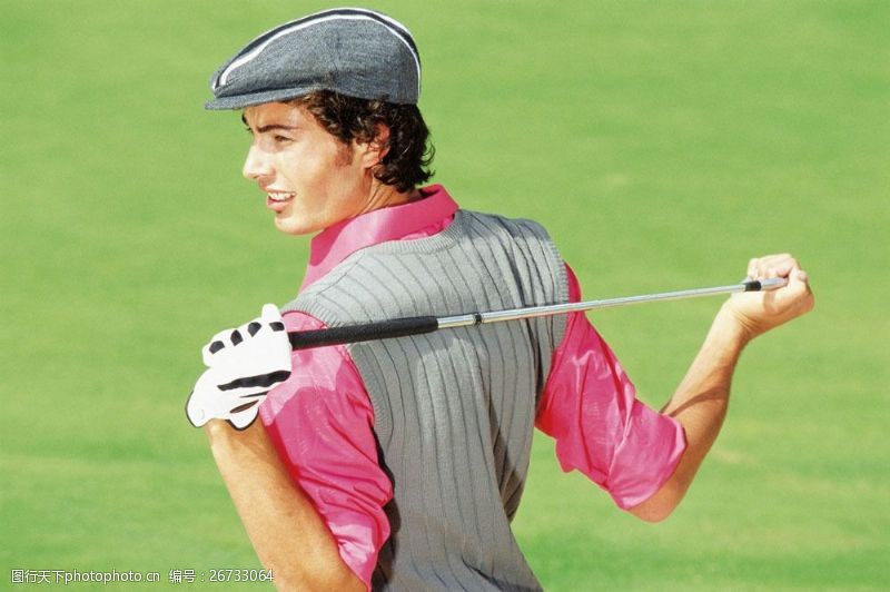 休闲高尔夫手握球杆的时尚男性图片