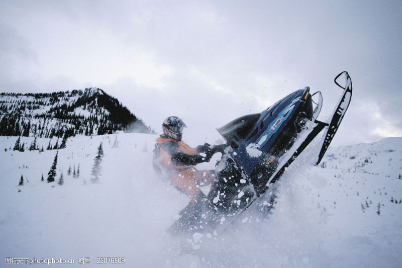 极限运动冬天山上滑雪图片