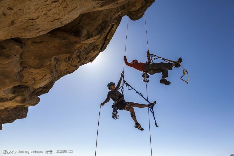 登山人物悬崖上的登山运动员图片