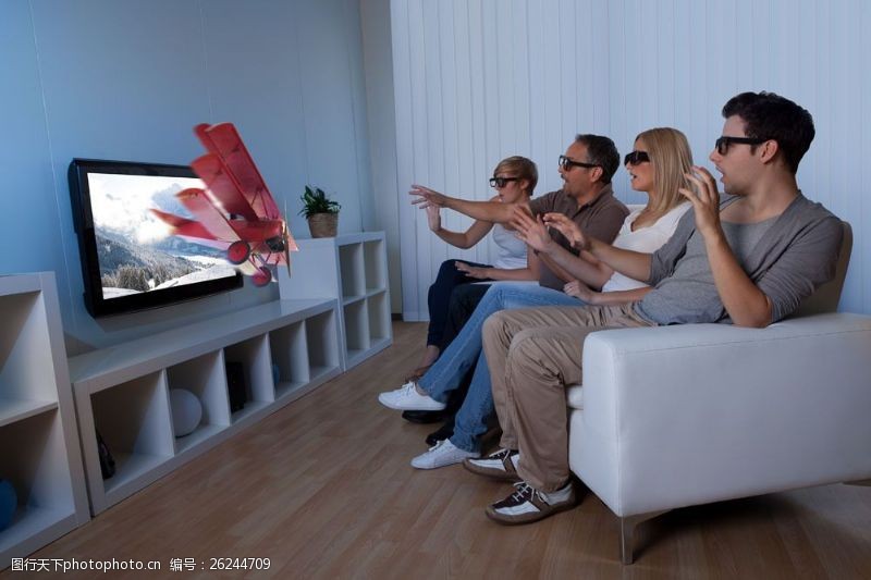 看男科带着3D眼镜看电视的人们图片