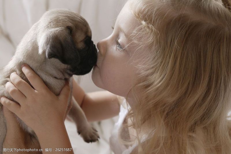 小狗名片亲吻狗狗的小女孩图片