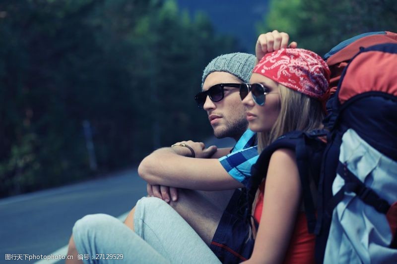 时尚女士太阳镜戴太阳镜旅行的情侣图片