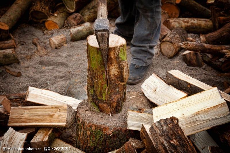木柴砍成柴块的木头图片