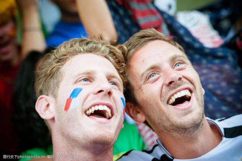 世界杯一起欢笑的球迷图片