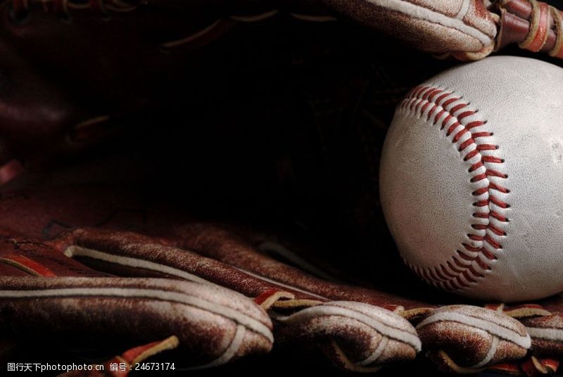 美国城市棒球手套与棒球图片