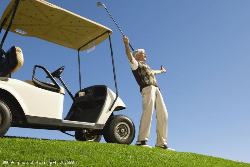 休闲高尔夫打高尔夫球的老年人图片