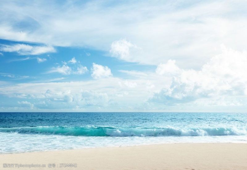 蓝天白云沙滩风景图片