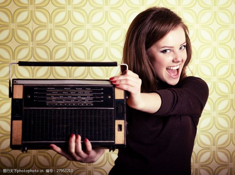 听音乐的美女拿收音机的开心美女图片
