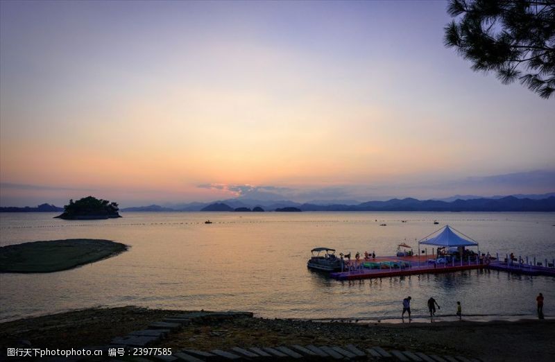 水上娱乐夕阳下的千岛湖