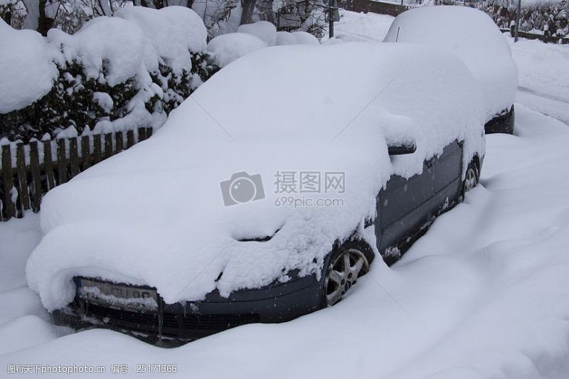 雪弗兰被雪覆盖的小汽车