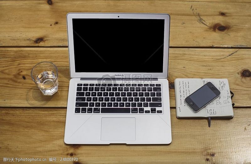 notes的MacBook的一个木桌