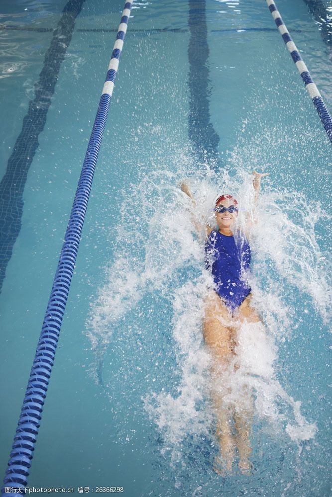 游泳比赛女性游泳运动员图片