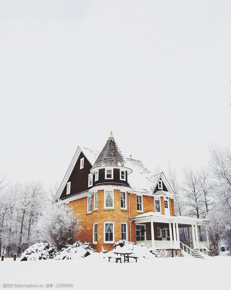 天地盖雪地里的尖顶房子