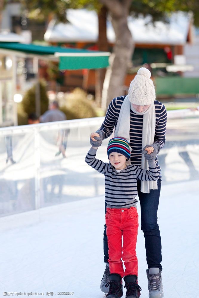 溜冰场教儿子学滑冰的妈妈图片