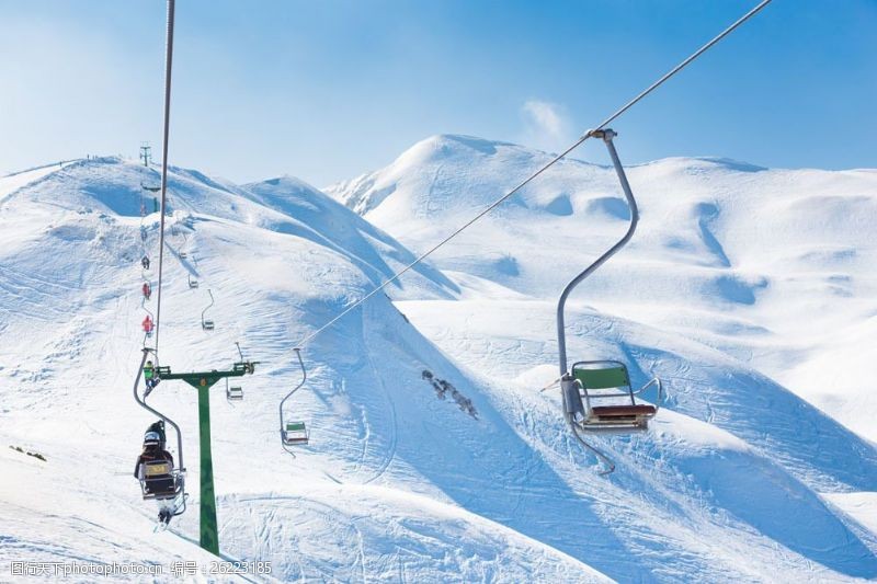 滑雪场雪山上的缆车图片