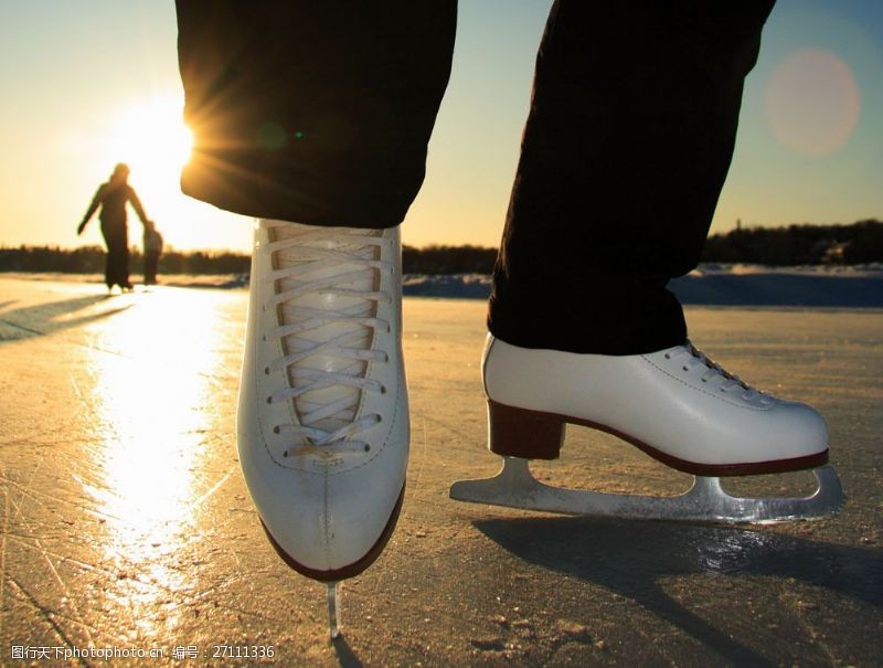 溜冰场滑雪场上的溜冰鞋摄影图片