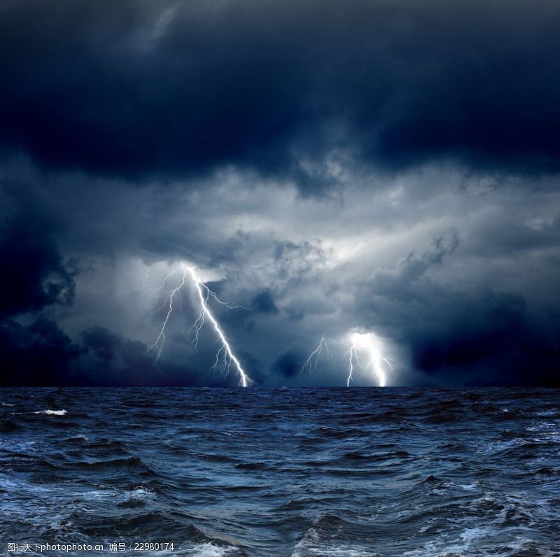 自然闪电大海中暴风雨和闪电