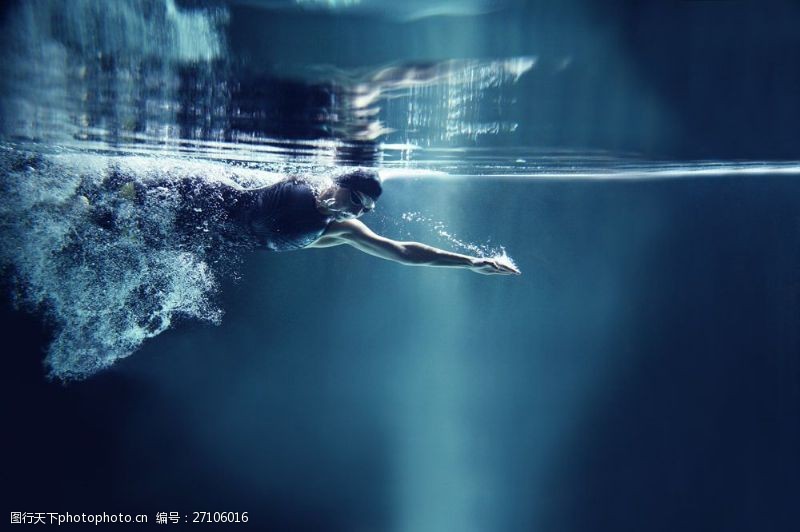 潜水运动训练游泳的运动员图片