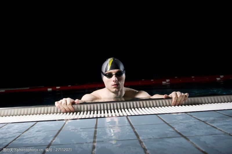 潜水运动游泳池里的运动员图片