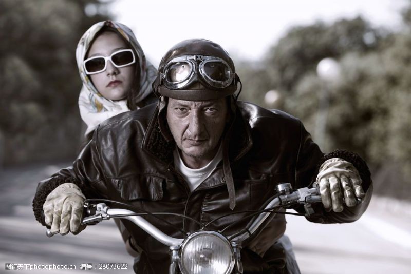 男性摩托车车手骑摩托车的男士与女人图片